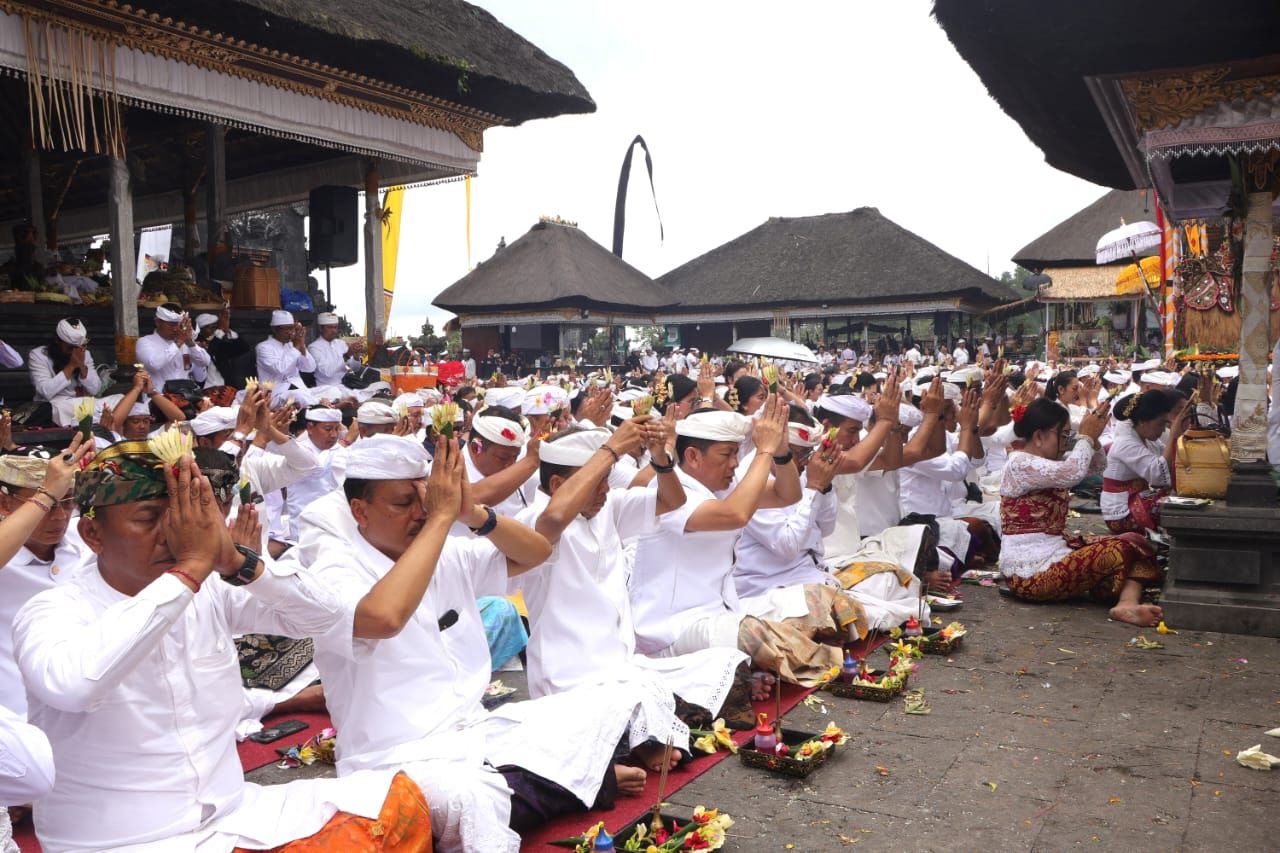 podiumnews.com-Puncak Ida Bhatara Turun Kabeh, Besakih Penuh Khidmat