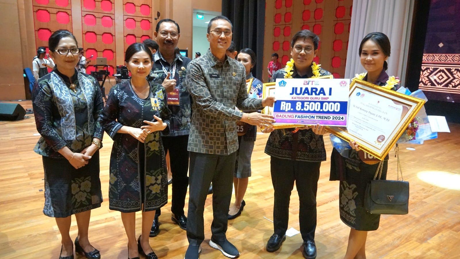 podiumnews.com-Surya Suamba Tutup Badung Fashion Trend 