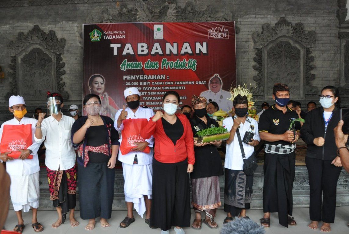 podiumnews.com-Bupati Tabanan Berikan 20 Ribu Bibit Cabai ke Yayasan Siwa Murti Bali