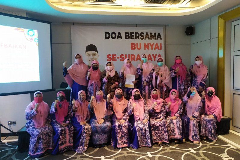 podiumnews.com-'Bu Nyai se-Surabaya' Doakan Eri Cahyadi Jadi Penerus Wali Kota Risma