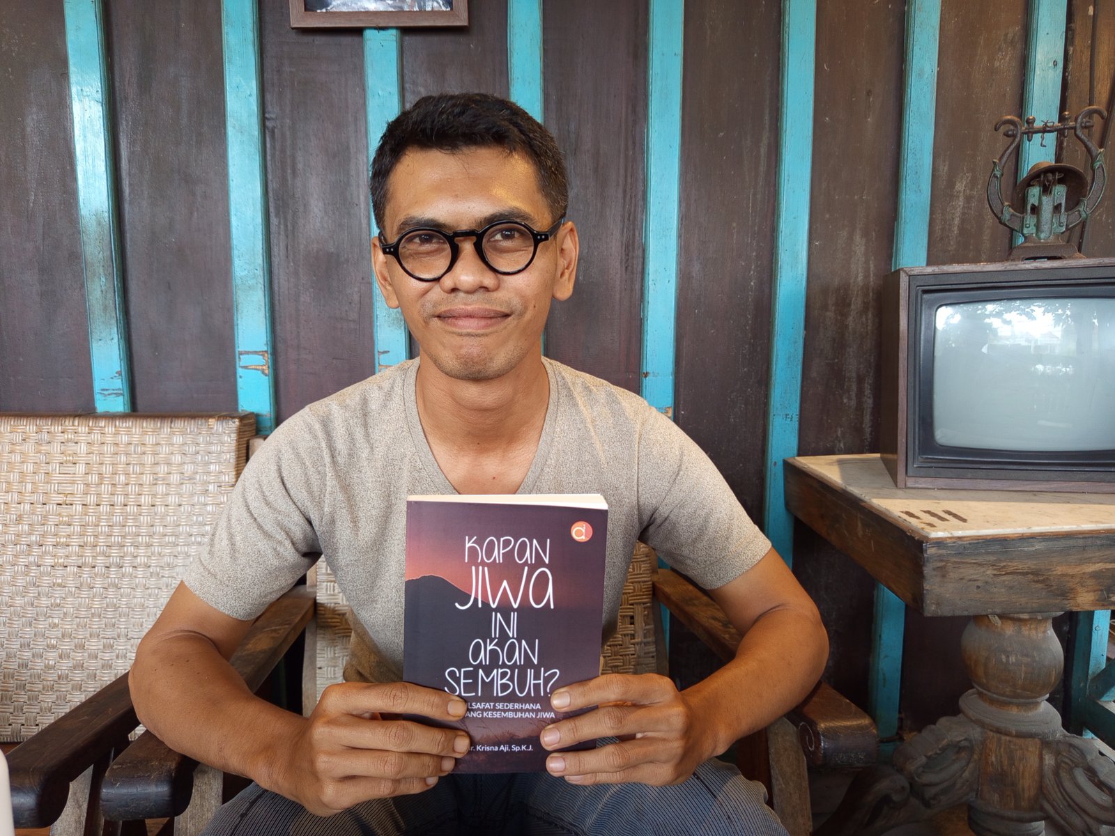 Ketika Psikiater Menulis Tentang Jiwa yang Tak Selesai