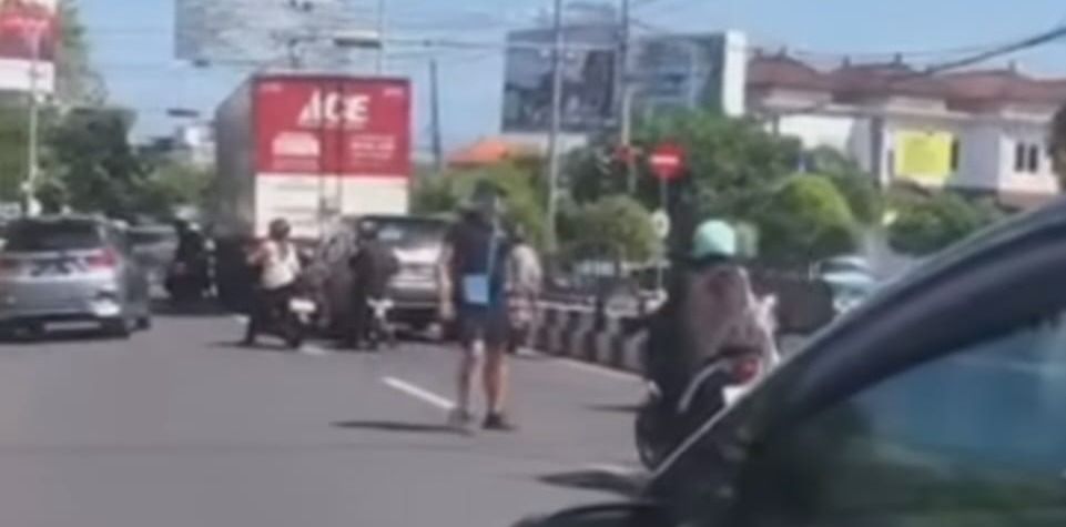 Viral Bule Aniaya Pemotor Cewek di Imbo Kuta