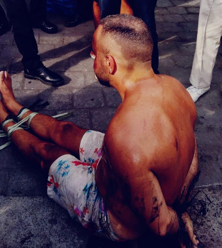 podiumnews.com- Di Denpasar, Bule AS Ngamuk Injak Kap Mobil