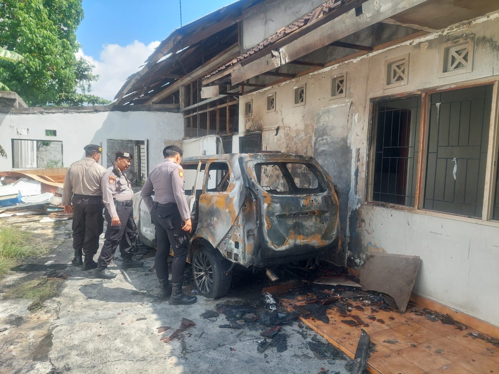 podiumnews.com-Bule Australia Rampas dan Bakar Mobil di Denpasar