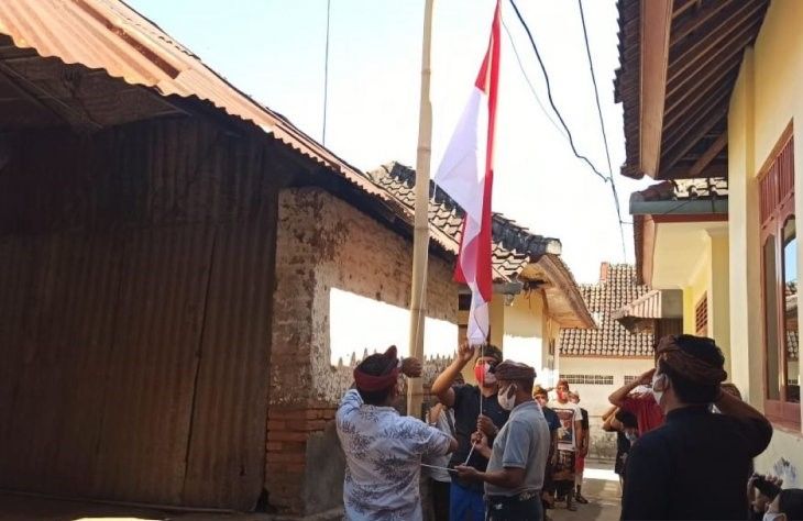podiumnews.com-Warga Desa Adat Buleleng Kibarkan Bendera di Rumah Ibunda Bung Karno