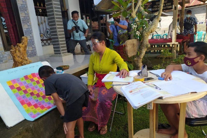 podiumnews.com-Komang Susilawati, Guru Desa Pedawa Buleleng Berkeliling Mengajar Siswa