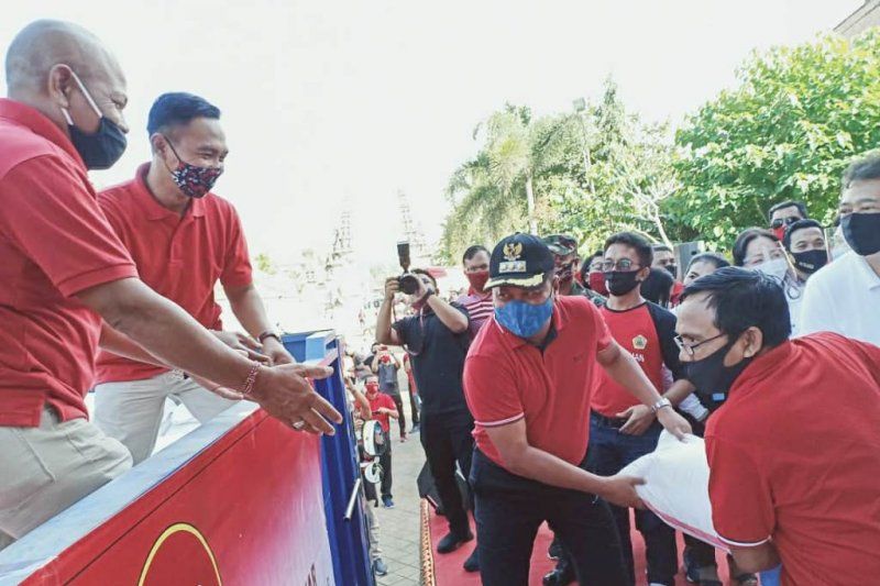 podiumnews.com-Bupati Gianyar Salurkan Bantuan Sembako Tahap Kedua