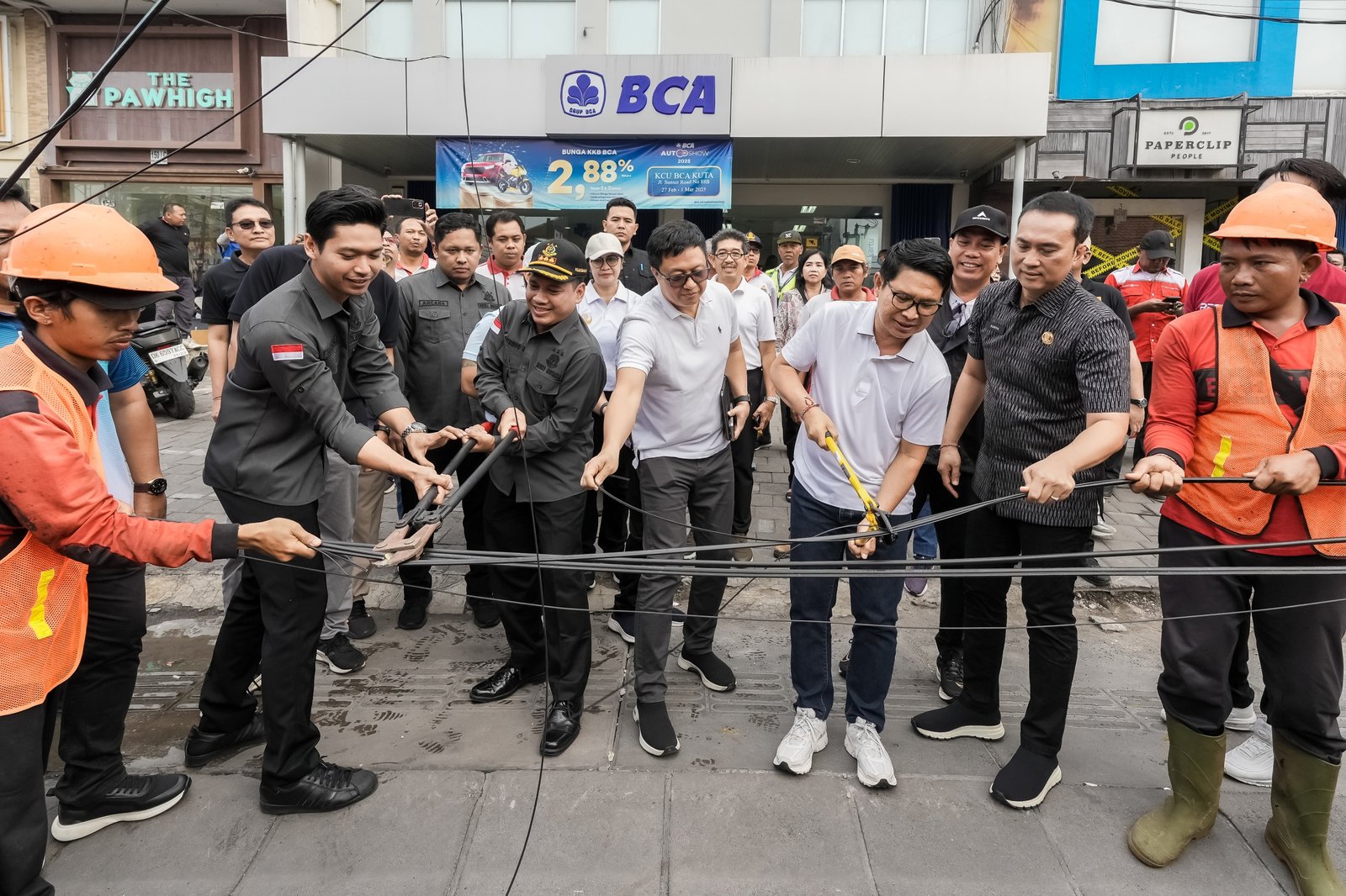 Bupati Badung Tertibkan Kabel Provider di Berawa