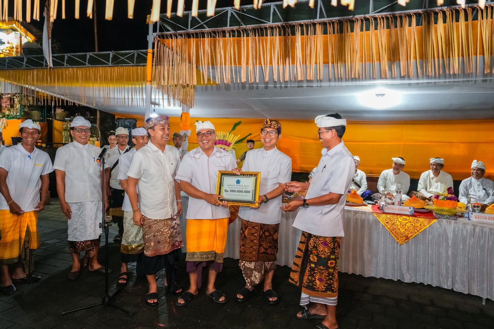 Bupati Badung Serahkan Dana Upakara Rp20 Juta di Bongkasa
