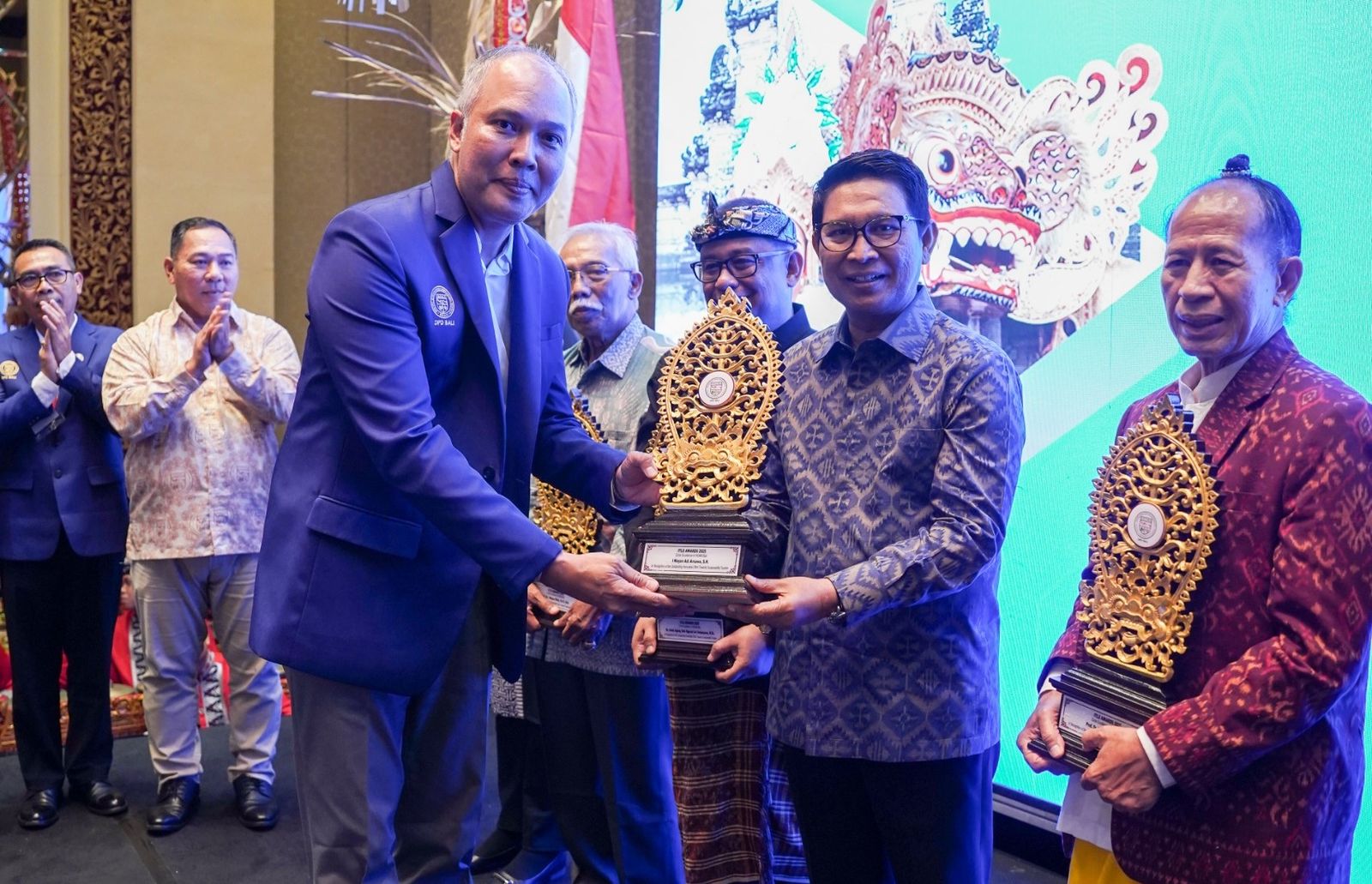 ITLS 2025: Bupati Adi Arnawa Raih Penghargaan Tokoh Pemerintahan