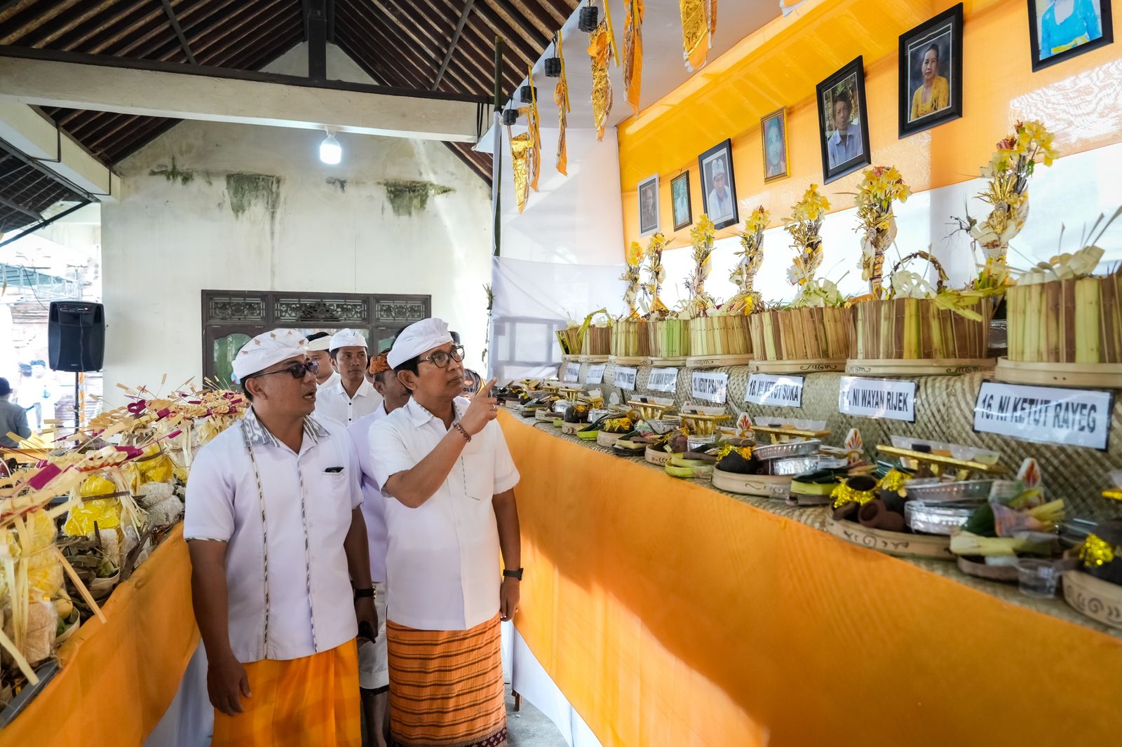 podiumnews.com-Bupati Adi Arnawa Hadiri Nyekah Massal Desa Karang Dalem