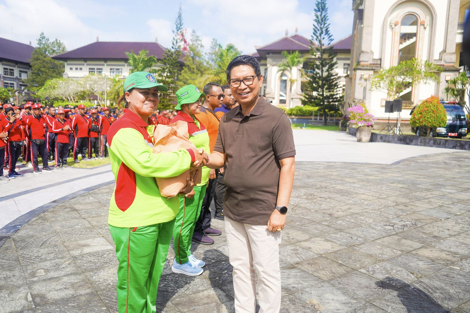 1.179 Paket Sembako Diberikan untuk Petugas Penanganan Banjir Badung