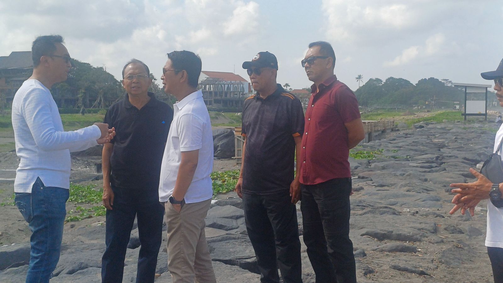Bupati Badung Dampingi Gubernur Bali Sidak Pantai Berawa
