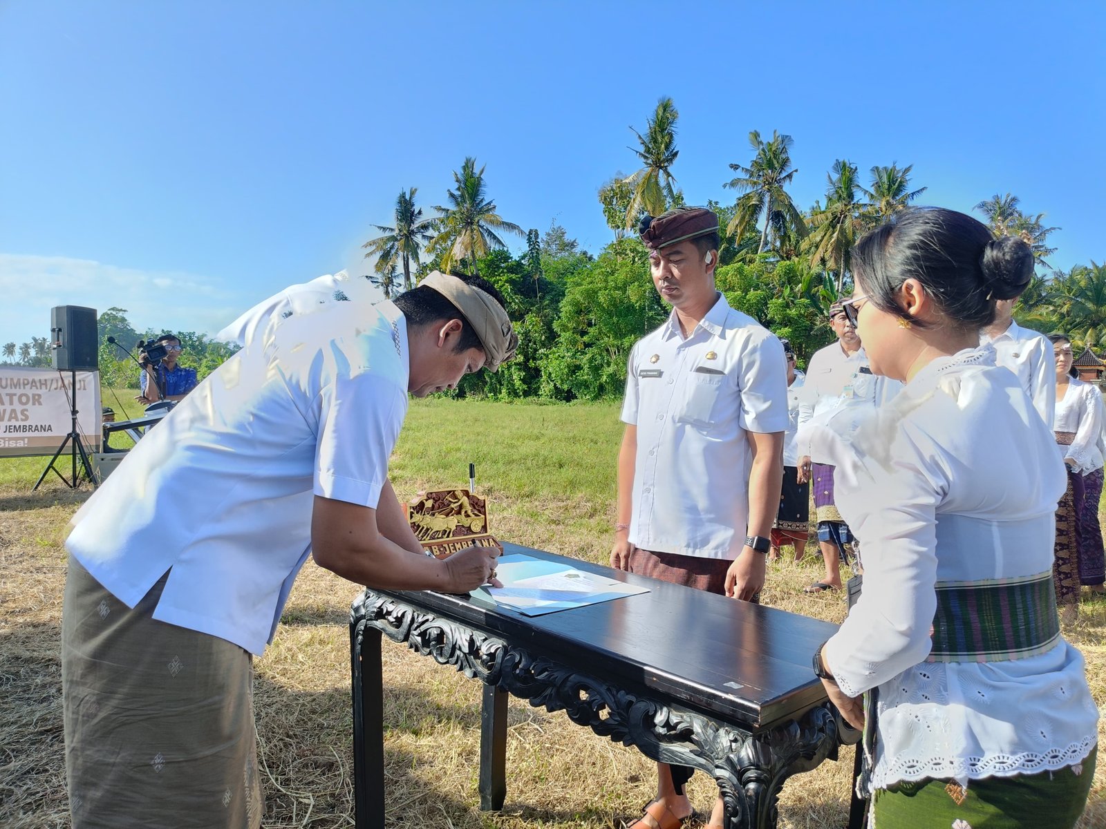 Bupati Jembrana Lantik Pejabat di Tengah Sawah