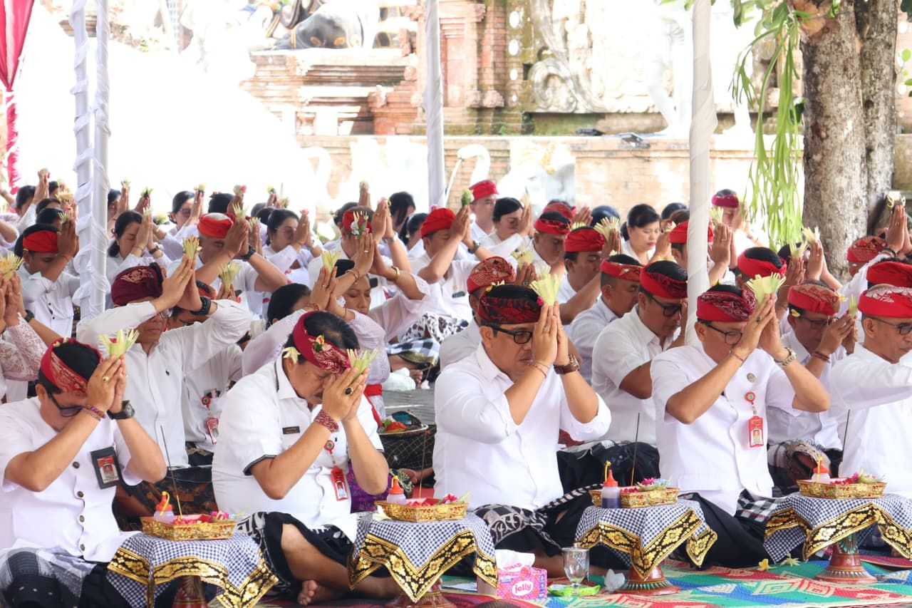 podiumnews.com-Persembahyangan Saraswati, Bupati Sanjaya Ajak ASN Jaga Disiplin