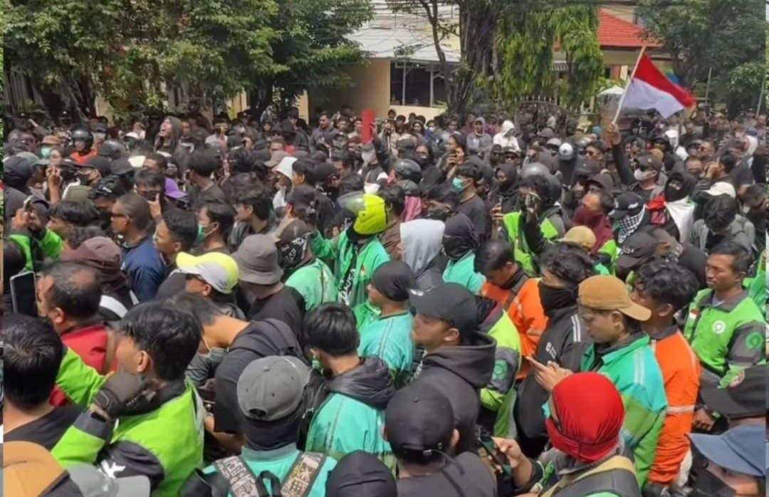 Demo Aliansi Bali Tidak Diam di Depan Polda Bali Ricuh