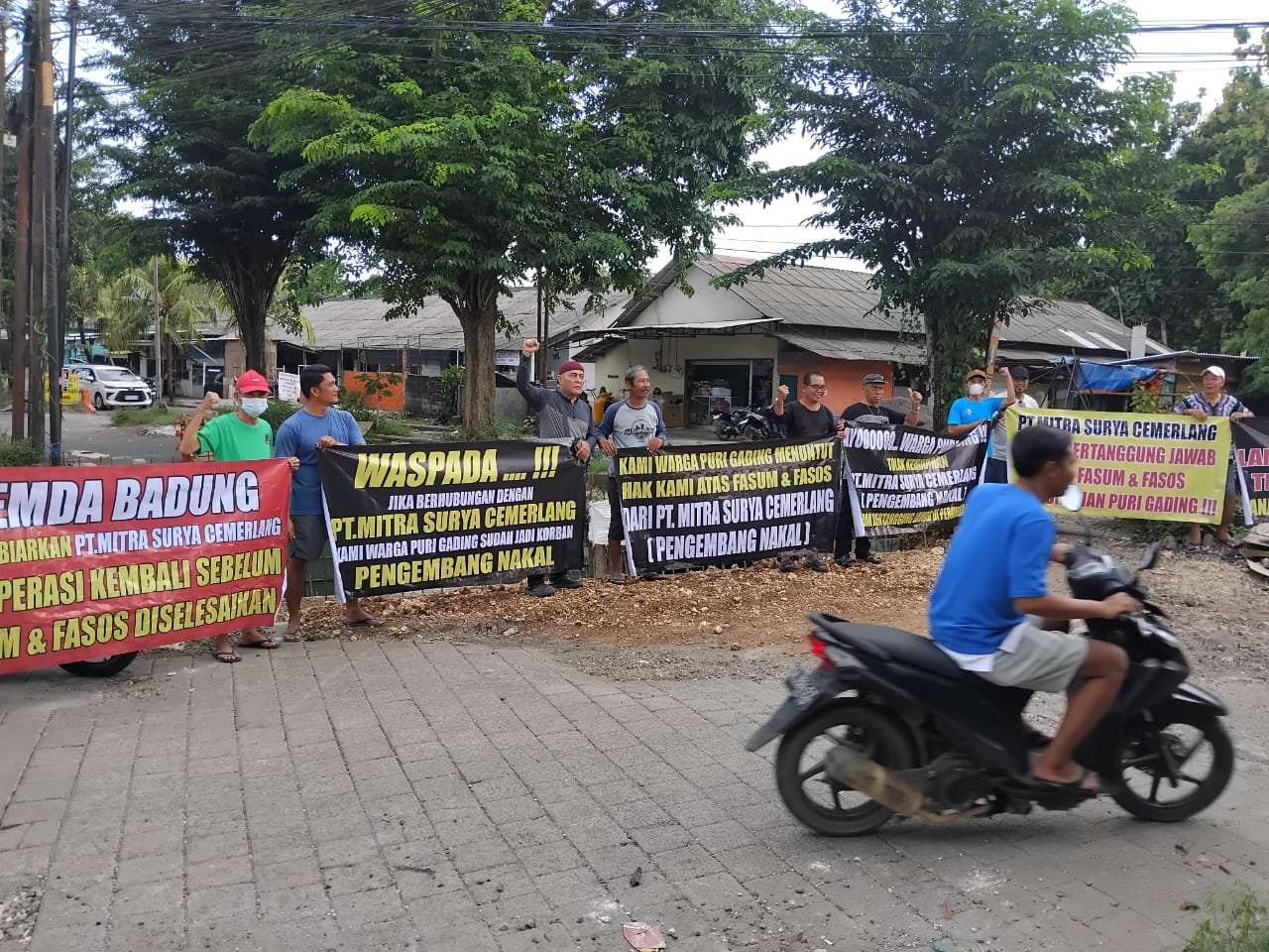 Biarkan Jembatan Jebol, Warga Puri Gading Demo Developer