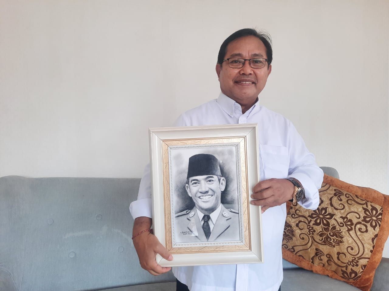 podiumnews.com-PancarPOS.com Terima Kado Lukisan Wajah Bung Karno