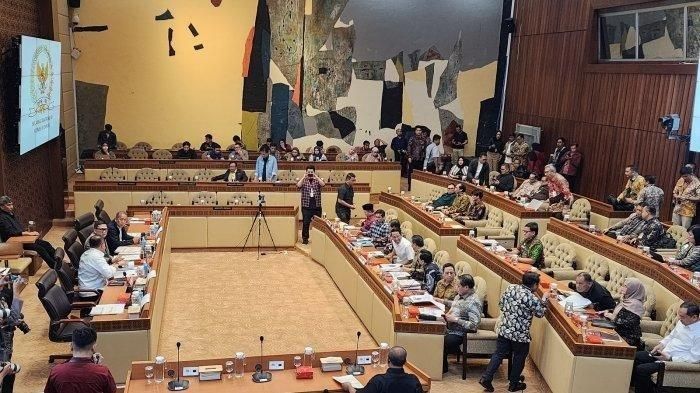 podiumnews.com- DPR - Pemerintah Sepakati PKPU Pilkada 2024