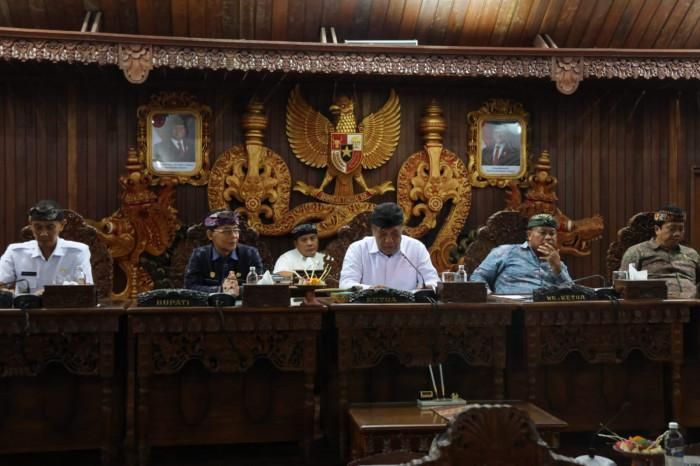 Ketua DPRD Klungkung Anak Agung Gde Anom saat memimpin sidang paripurna pengesahan APBD 2026. (ist)