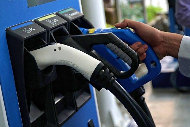 podiumnews.com-PLN Buka Kerja Sama Pembangunan Stasiun Pengisian Kendaraan Listrik