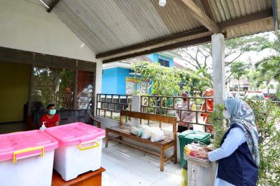 podiumnews.com-Ipuk Keliling Bagikan Sembako dan Vitamin ke Warga Isoman