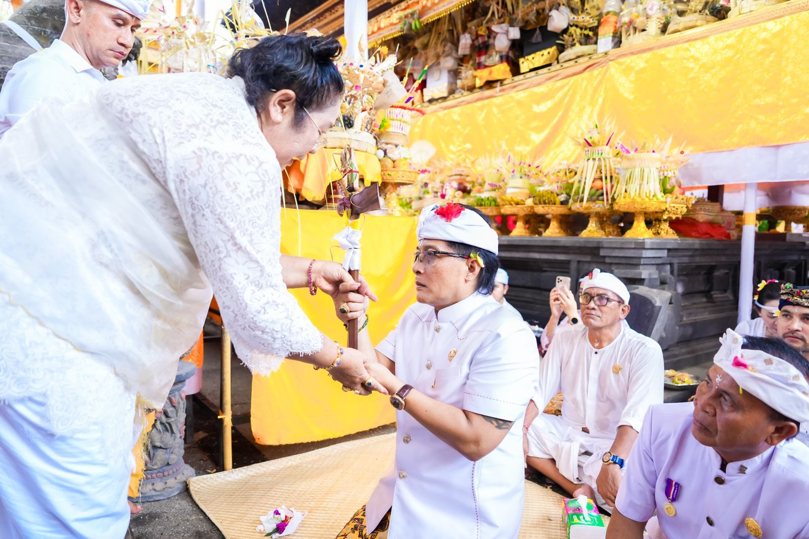 Giri Prasta Terima Paica Keris di Blahbatuh 