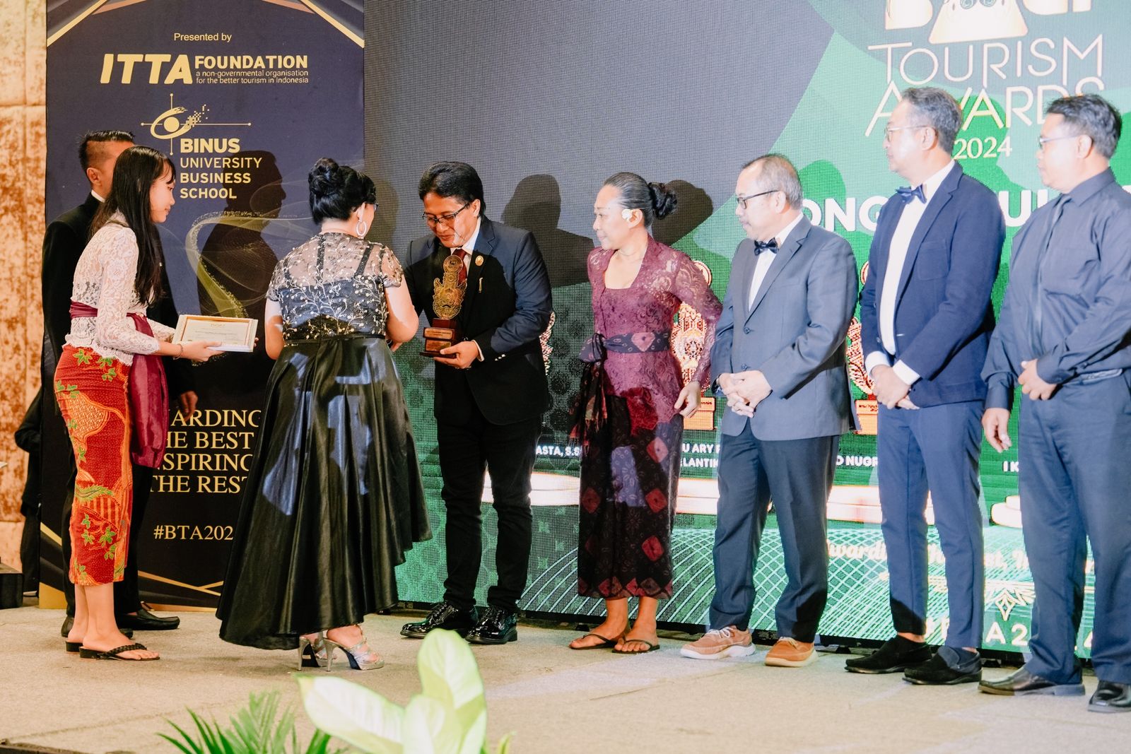 podiumnews.com-Giri Prasta Terima Penghargaan dari ITTA 