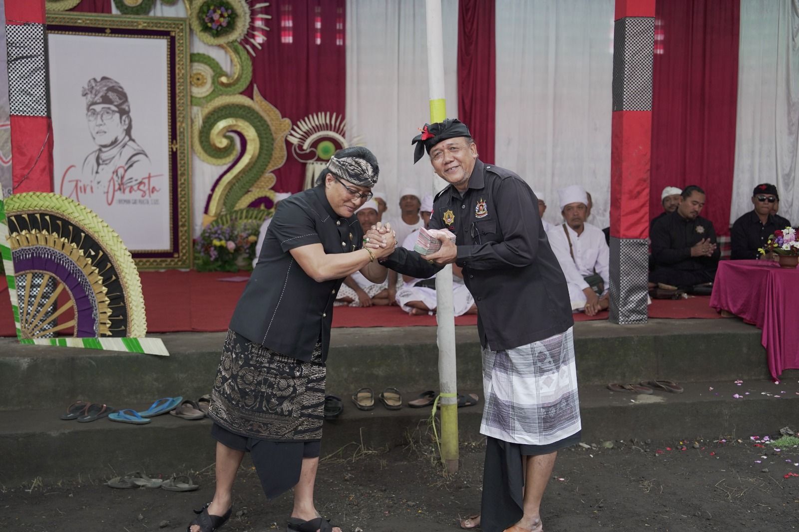 podiumnews.com-Giri Rogoh Kocek Pribadi untuk Warga Manggis 