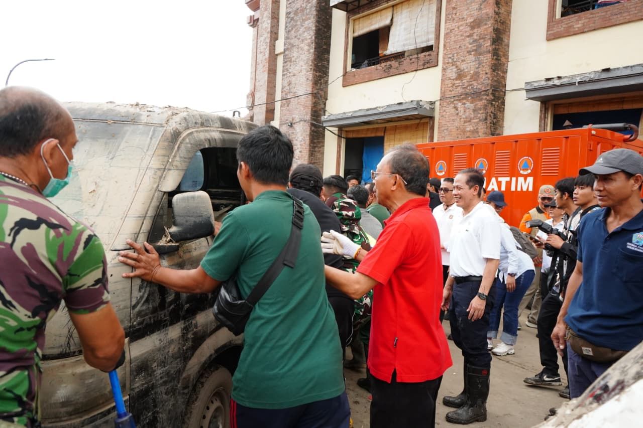 podiumnews.com-210 Ton Sampah Pascabanjir Ditarget Tuntas Sebulan