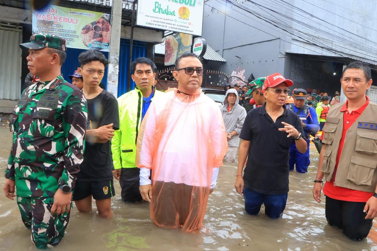 podiumnews.com-Banjir Rendam 43 Titik di Denpasar, Ratusan Toko Rusak