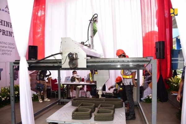podiumnews.com-Kementerian PUPR Uji Coba 3D Concrete Printing Karya Anak Bangsa