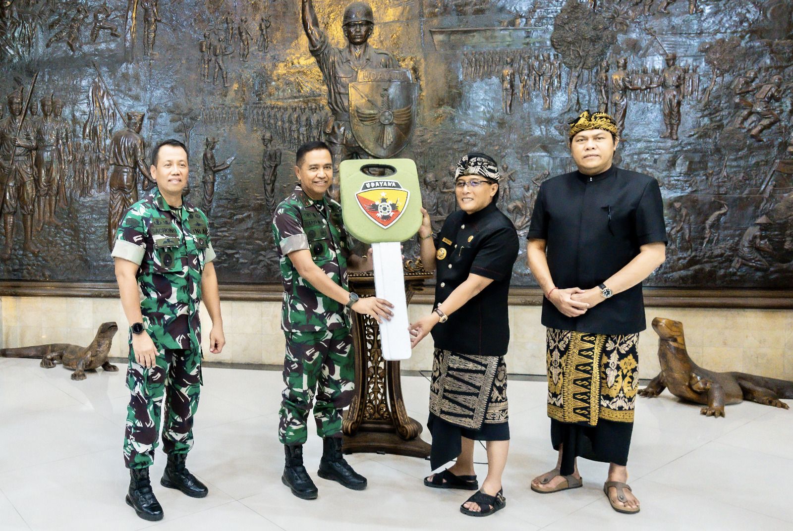 podiumnews.com-Badung Beri Hibah Kendaraan untuk Kodam