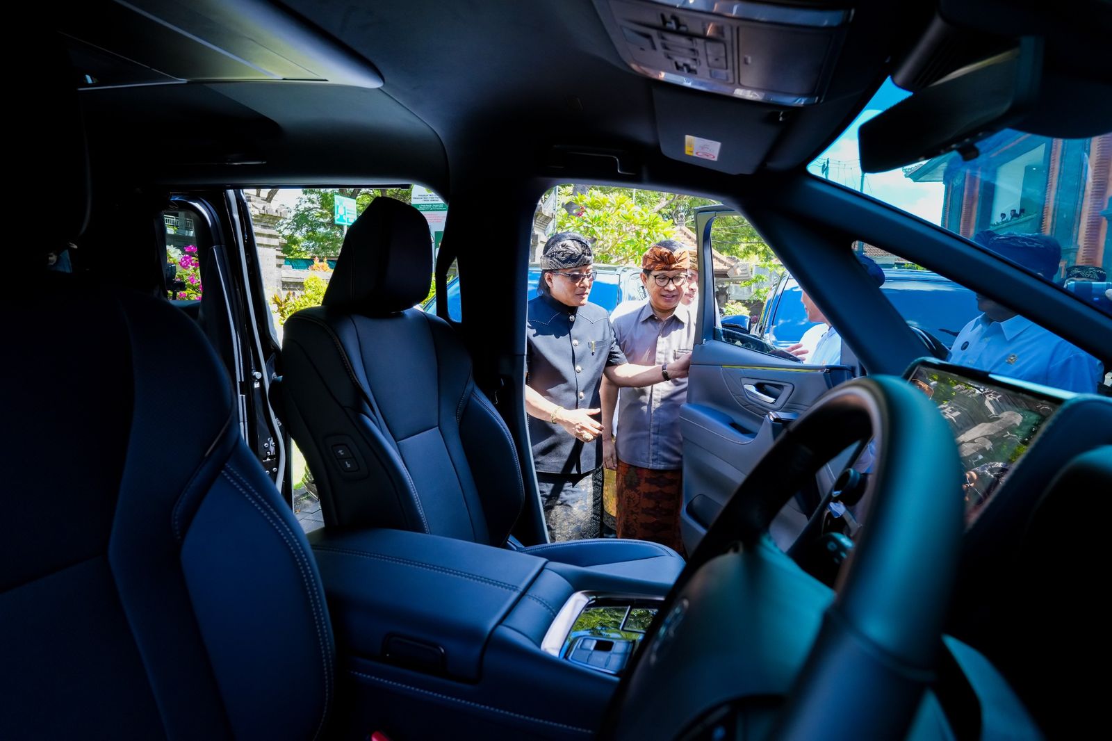 podiumnews.com-Badung Serahkan Hibah Mobil untuk Pengadilan