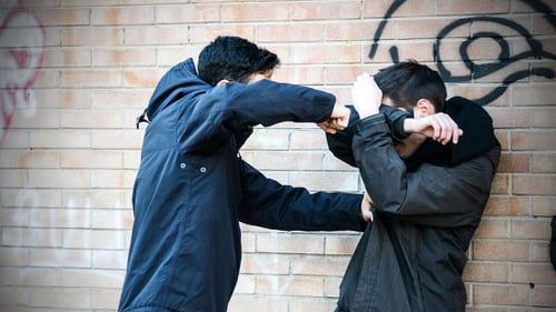 podiumnews.com-Seorang Pria Mengalami Penganiayaan Dari Orang Tak Dikenal