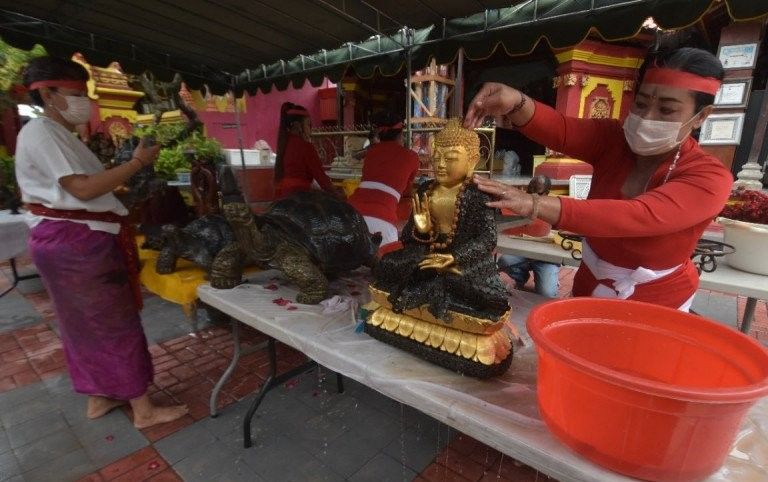 podiumnews.com-Jelang Imlek, Warga Bali Keturunan Tionghoa Ritual Pembersihan Patung Dewa 