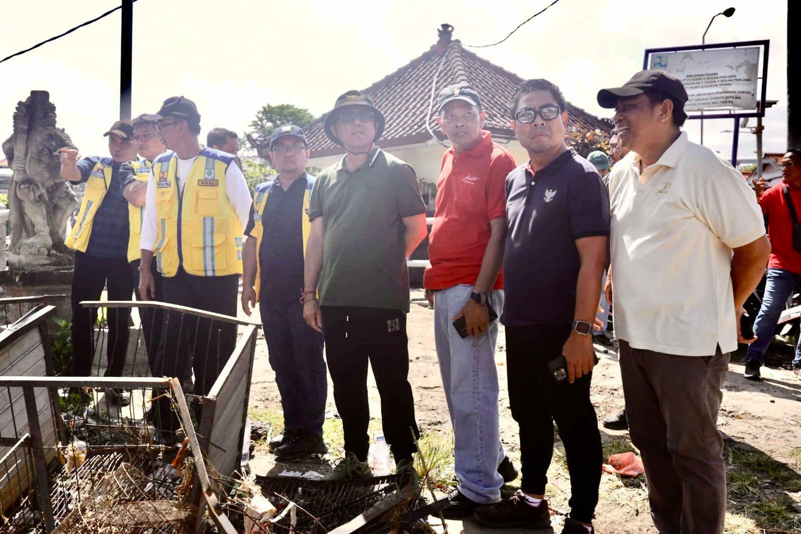 Ratusan Personel Gabungan Evakuasi Sampah Pascabanjir