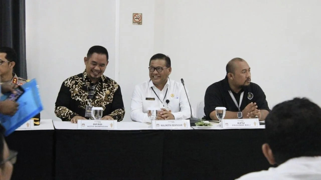 Sekda Alit Wiradana Hadiri Rapat Pleno Terbuka Rekapitulasi Pilkada Serentak KPU Kota Denpasar