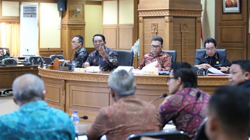 Banggar DPRD -TAPD Badung Bahas Semrawut Kabel Optik Rusak 
