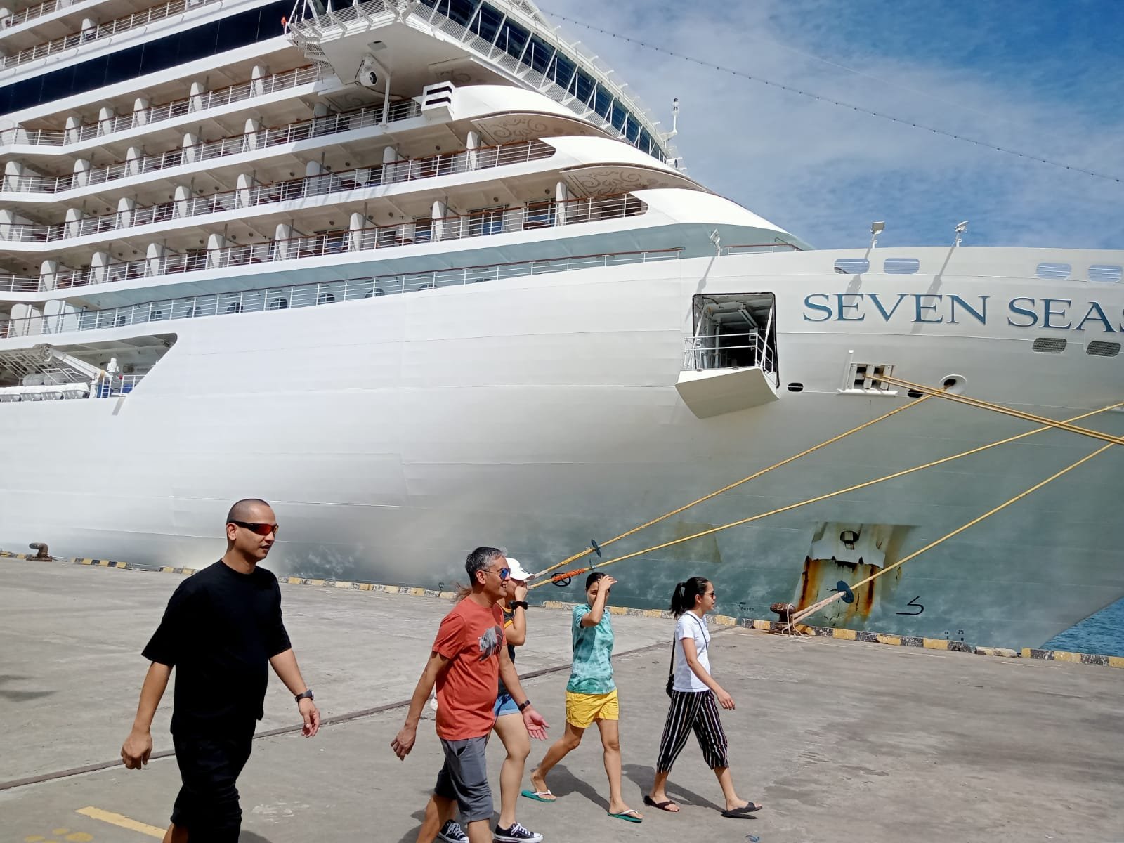 Seven Seas Explorer Bersandar di Benoa