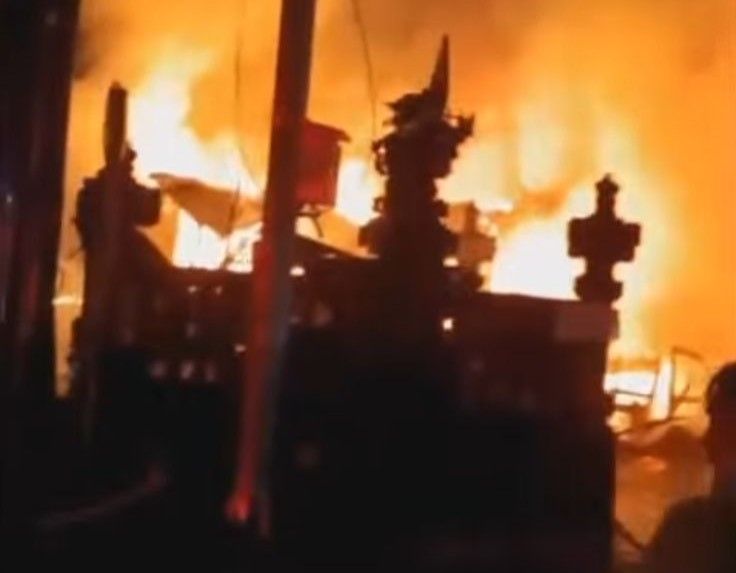 podiumnews.com-Kebakaran Dini Hari, Jalan Mataram Kuta Membara