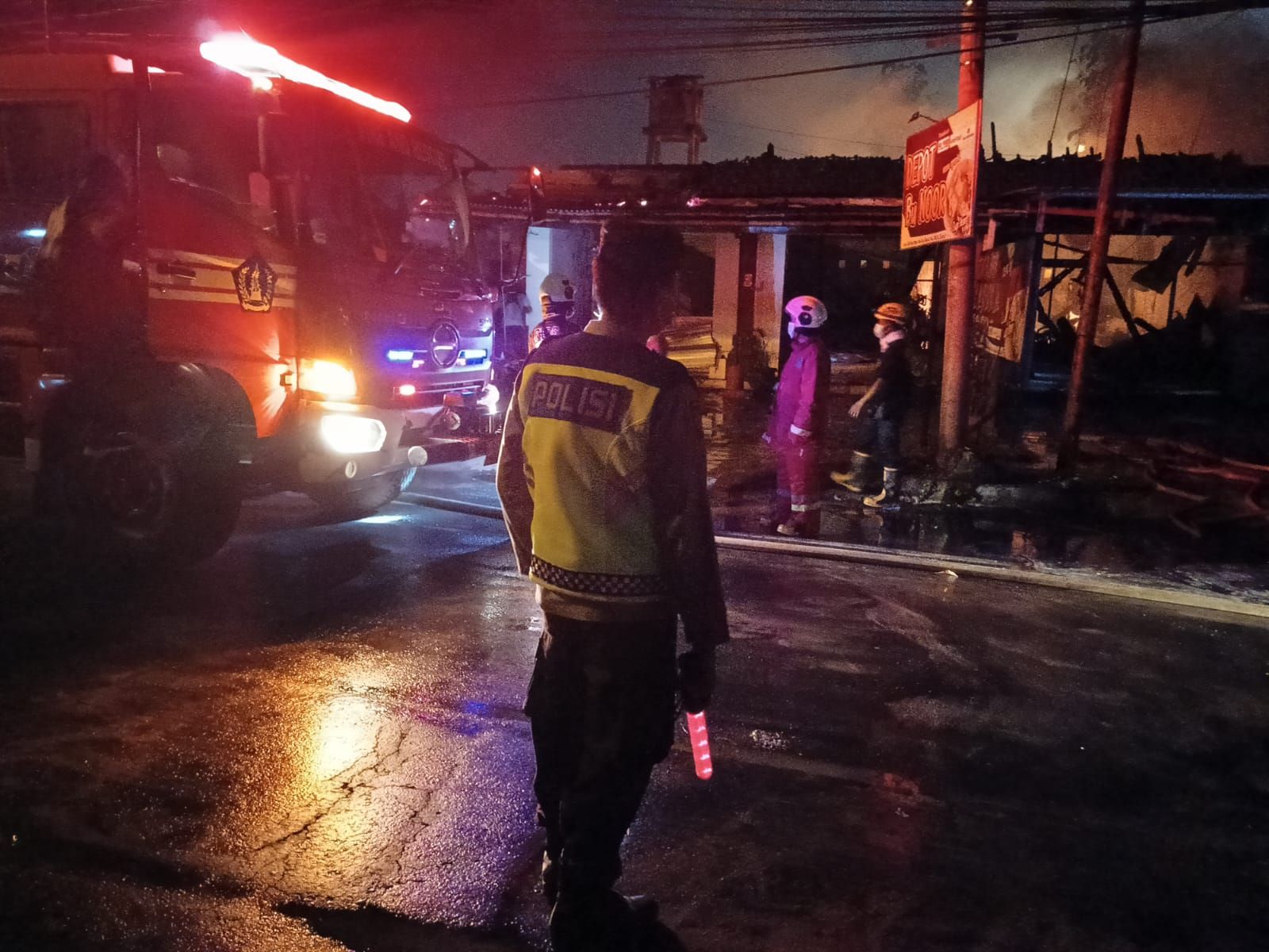 podiumnews.com-Dua Tempat Usaha di Sanur Ludes Terbakar 