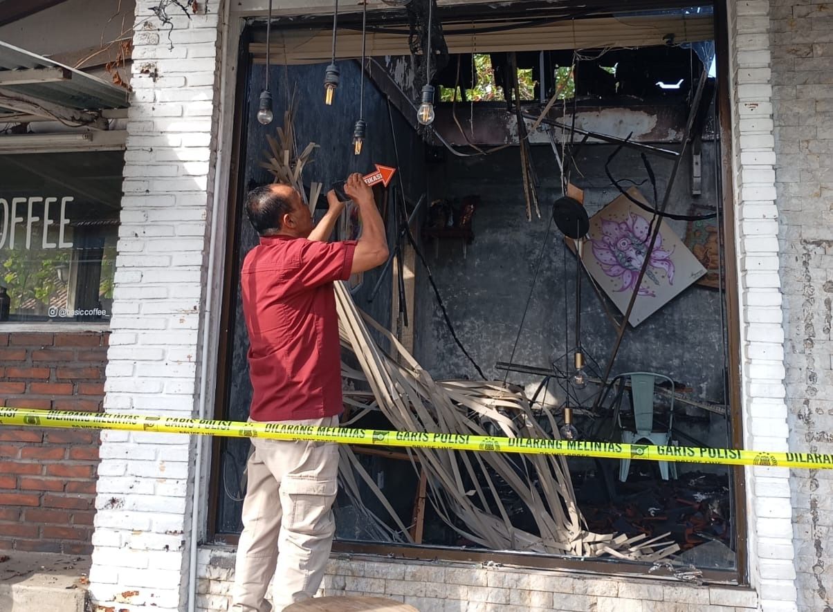 podiumnews.com-Kedai Kopi Terbakar Diduga Akibat Dupa 