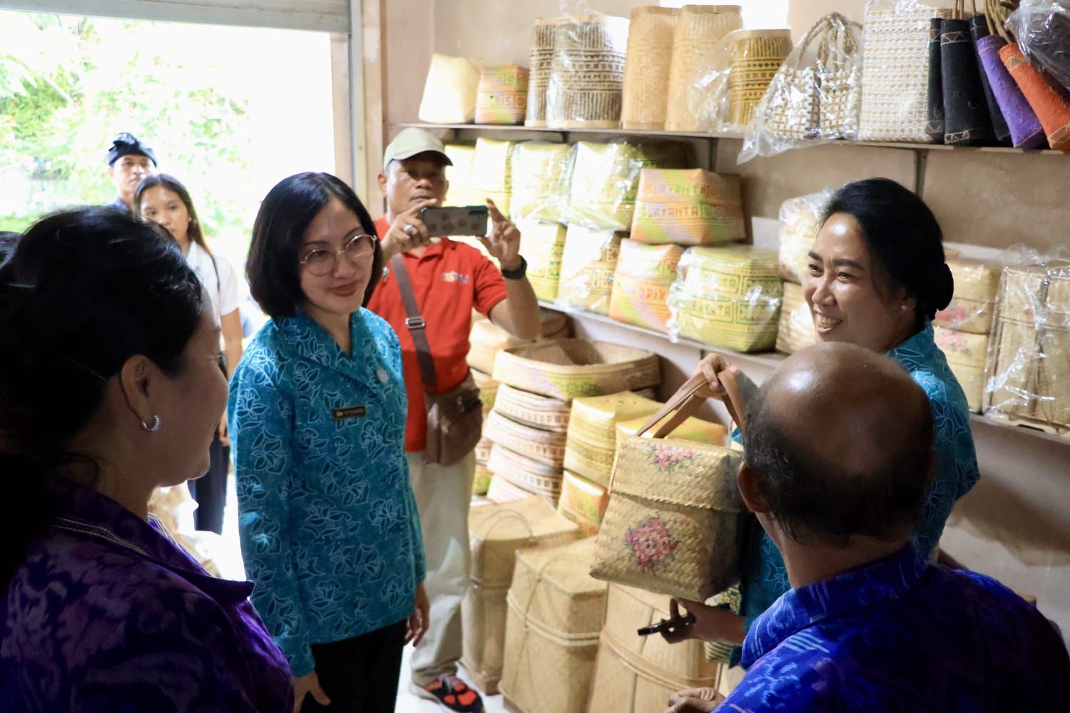 Ida Mahendra Kunjungi Perajin Bambu di Bangli
