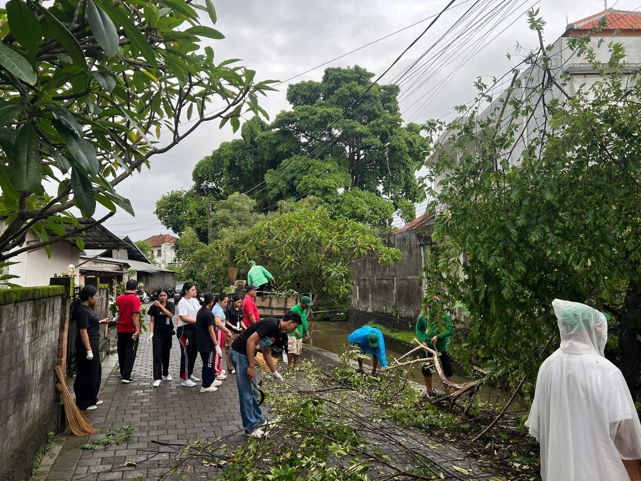podiumnews.com-Kesiman Gelar Aksi Bersih di Sempadan Tukad Pendem 