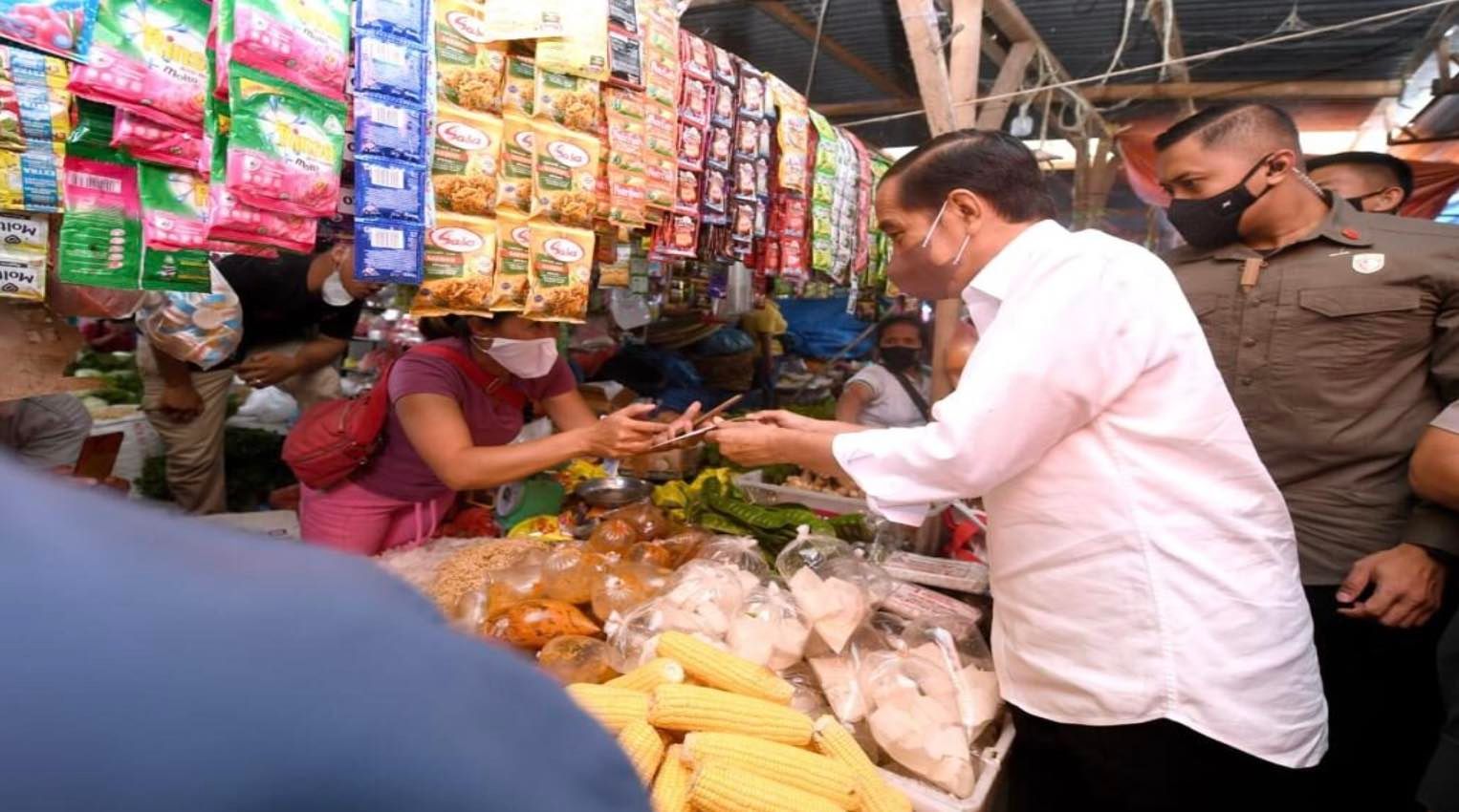 podiumnews.com-Kunjungi Sumut, Jokowi Bagikan Bantuan untuk Pedagang Pasar