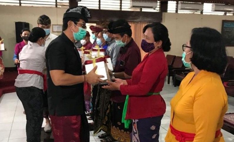 podiumnews.com-Konjen RRT Denpasar Sumbang Sejumlah Smartphone Kepada Siswa di 16 Sekolah