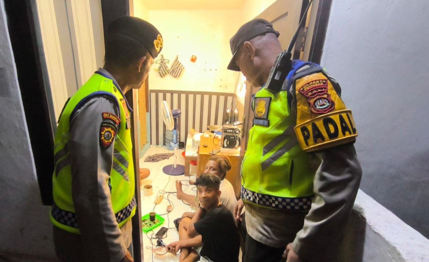 podiumnews.com-Polisi Tindak Penghuni Kos Bising di Sidakarya 