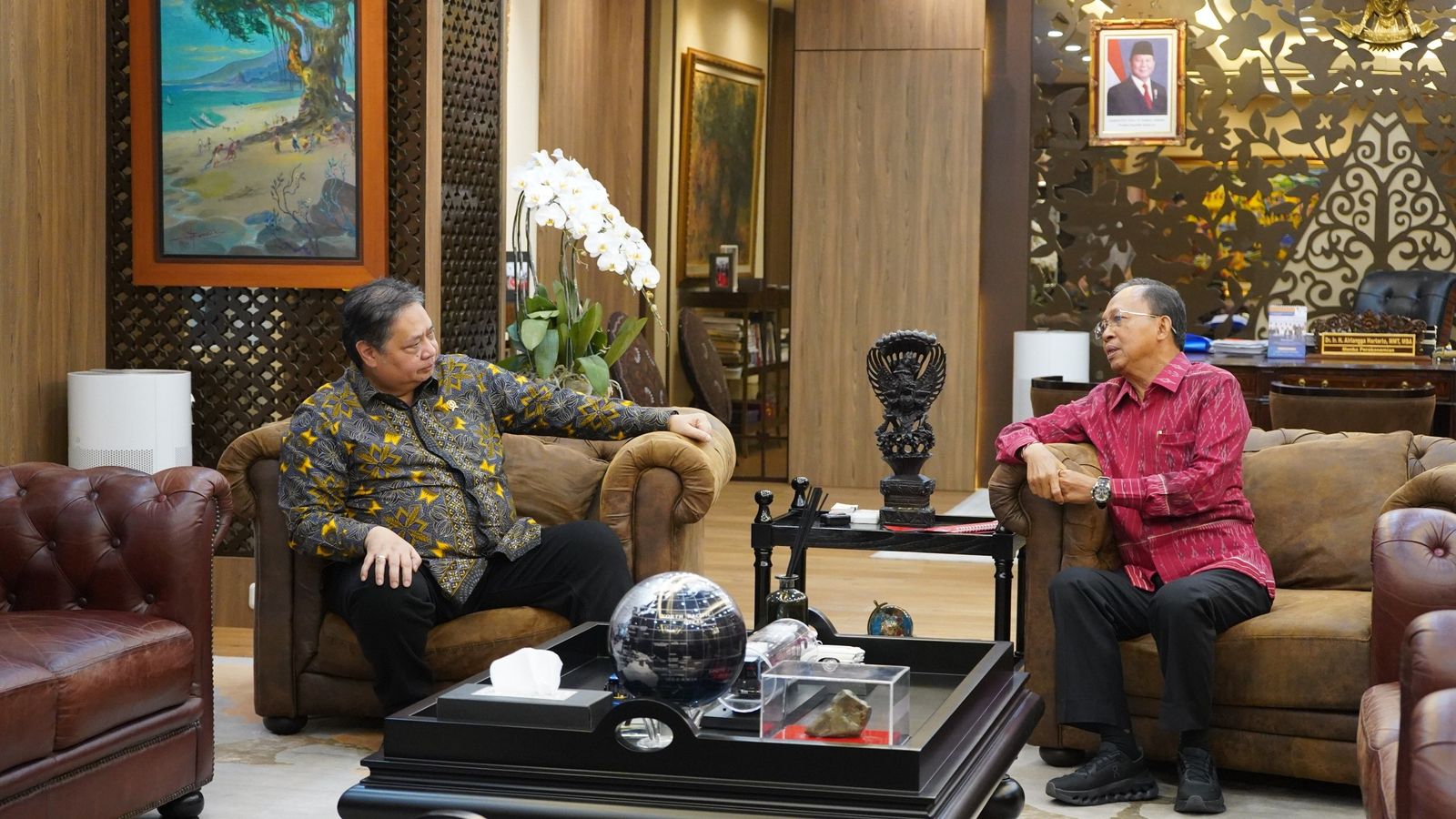 Koster Bahas Pengelolaan Sampah Jadi Energi Bersama Menko Airlangga