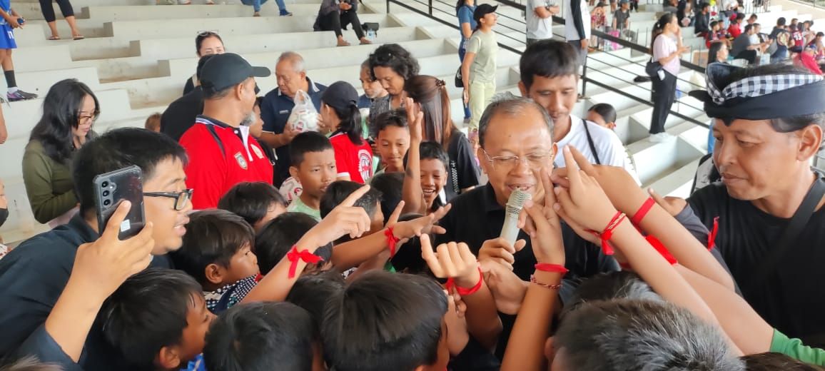 podiumnews.com-Antusias Anak-anak Penghobi Bola Ketemu Koster  